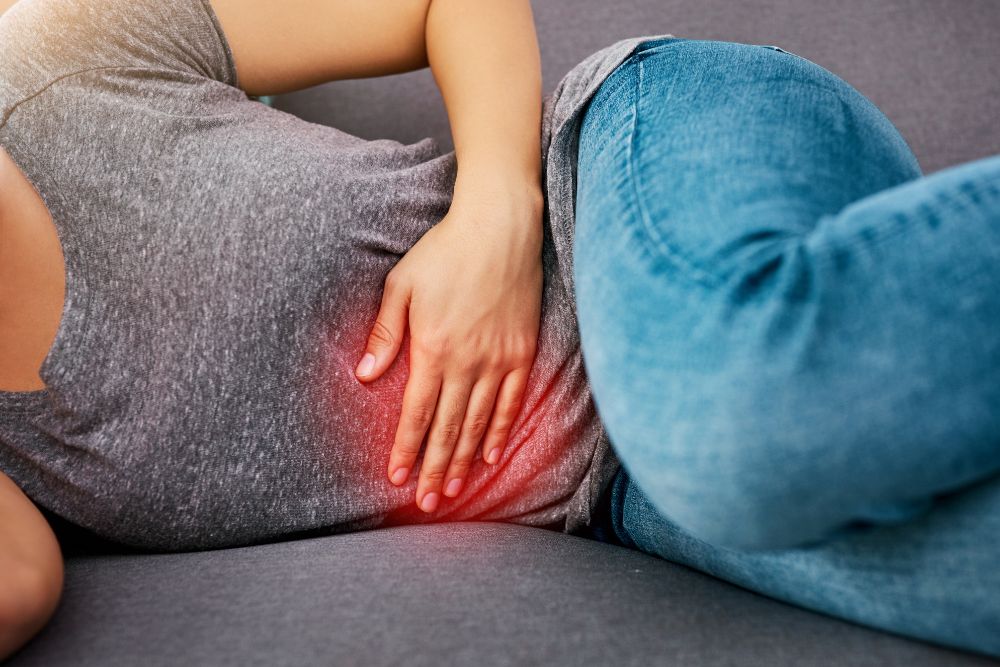 Mulher com desconforto pélvico associado aos sintomas de miomas uterinos